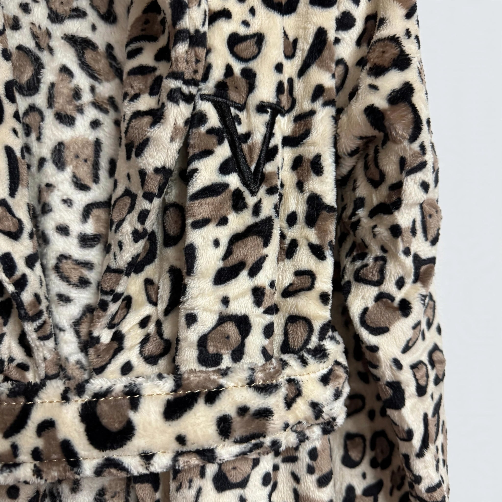 Bata de Casa Felpa Estampado Leopardo - Las Cucadas