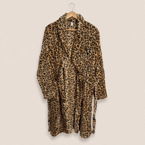Bata de Casa Felpa Estampado Leopardo Camel - Las Cucadas
