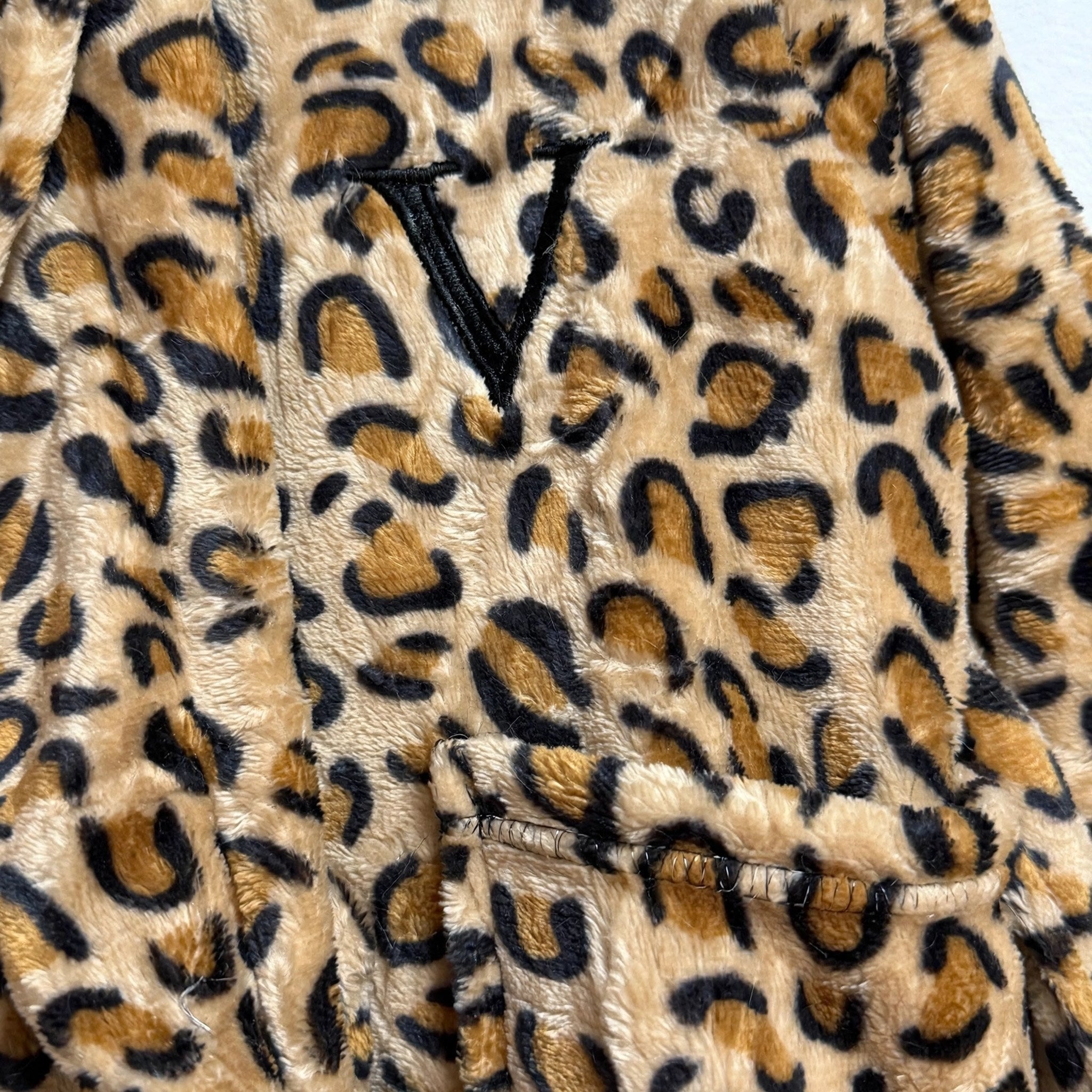 Bata de Casa Felpa Estampado Leopardo Camel - Las Cucadas