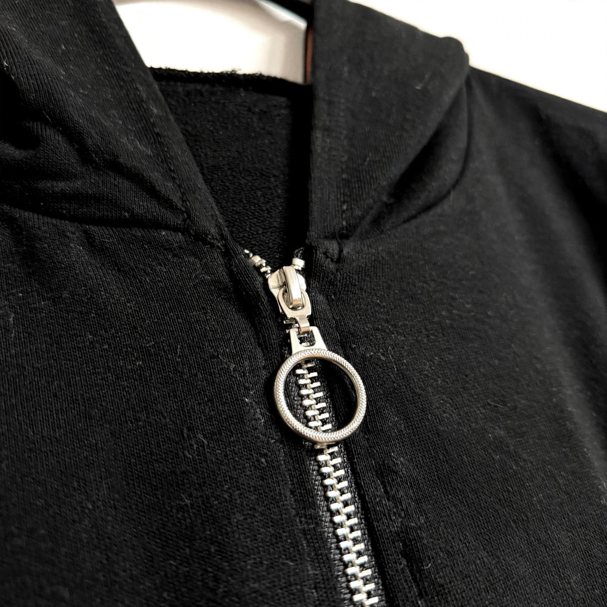 Conjunto deportivo curvy negro de sudadera y pantalón - Las Cucadas