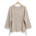 Blusa de algodón color arena de las cucadas de erisa con aplique floral, lentejuelas y detalles brillantes en hombros.
