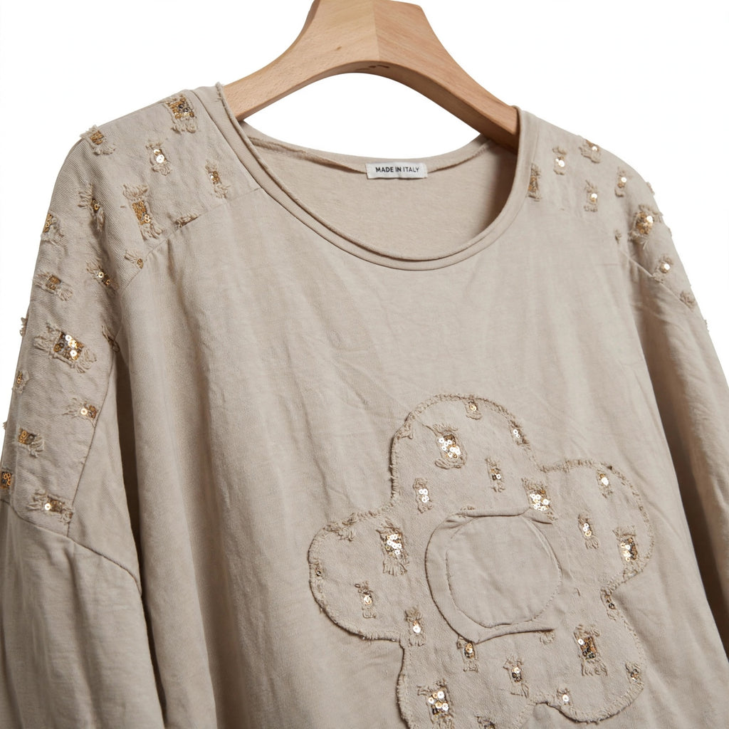 Blusa las cucadas de erisa color arena con aplique floral de lentejuelas y detalles brillantes en los hombros