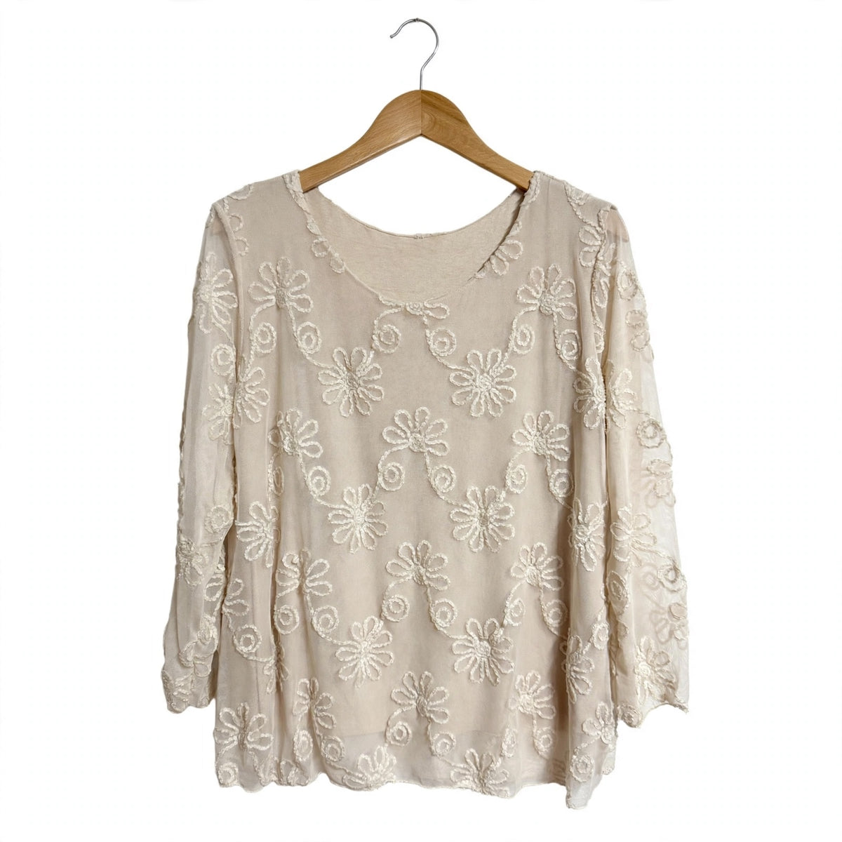Blusa las cucadas de erisa de manga larga en color beige con malla semitransparente y bordados florales detallados