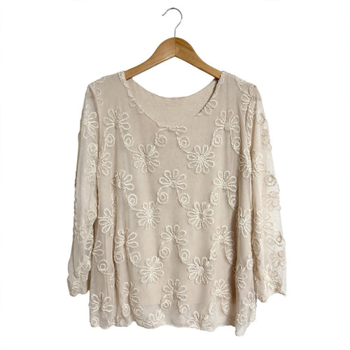 Blusa las cucadas de erisa de manga larga en color beige con malla semitransparente y bordados florales detallados