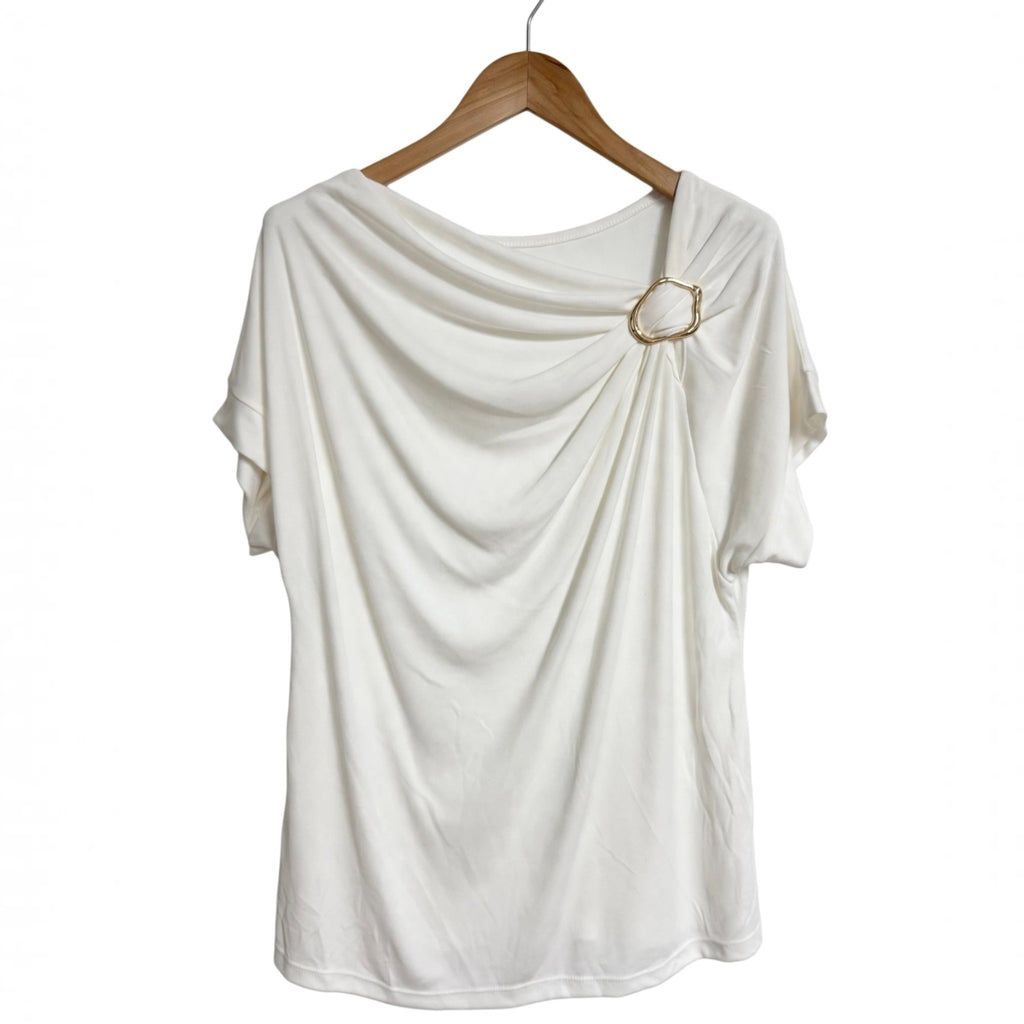 Blusa blanca las cucadas de erisa con diseño drapeado, escote asimétrico y detalle de anilla metálica dorada.