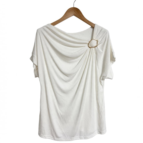 Blusa blanca las cucadas de erisa con diseño drapeado, escote asimétrico y detalle de anilla metálica dorada.