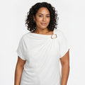 Blusa blanca las cucadas de erisa con escote asimétrico, detalle de anilla dorada y diseño drapeado fluido.