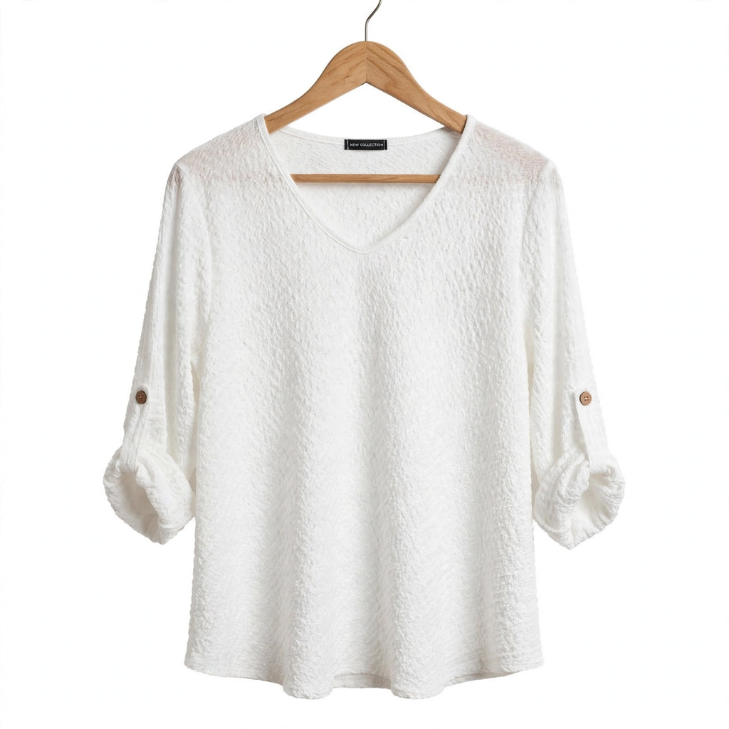 Blusa blanca las cucadas de erisa con textura arrugada, cuello en V y mangas tres cuartos ajustables con botones.