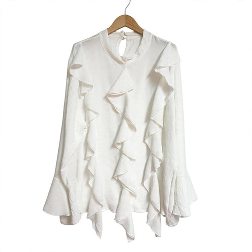 Blusa blanca las cucadas de erisa con volantes verticales, cuello redondo y mangas largas acampanadas en tejido fluido