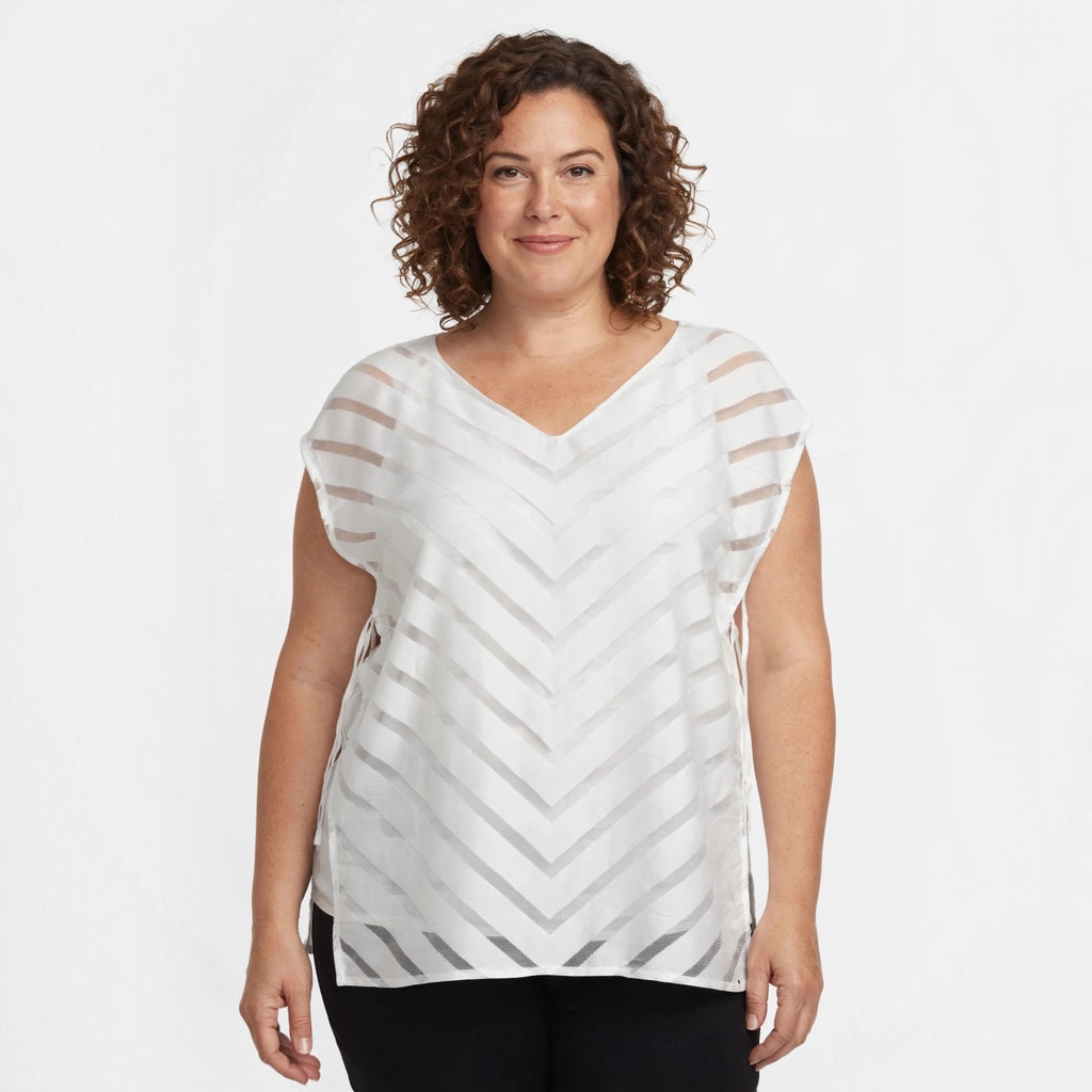 Blusa blanca ligera las cucadas de erisa con patrón de rayas en zigzag, escote en V y corte fluido para mujer.