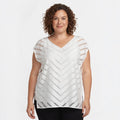 Blusa blanca ligera las cucadas de erisa con patrón de rayas en zigzag, escote en V y corte fluido para mujer.