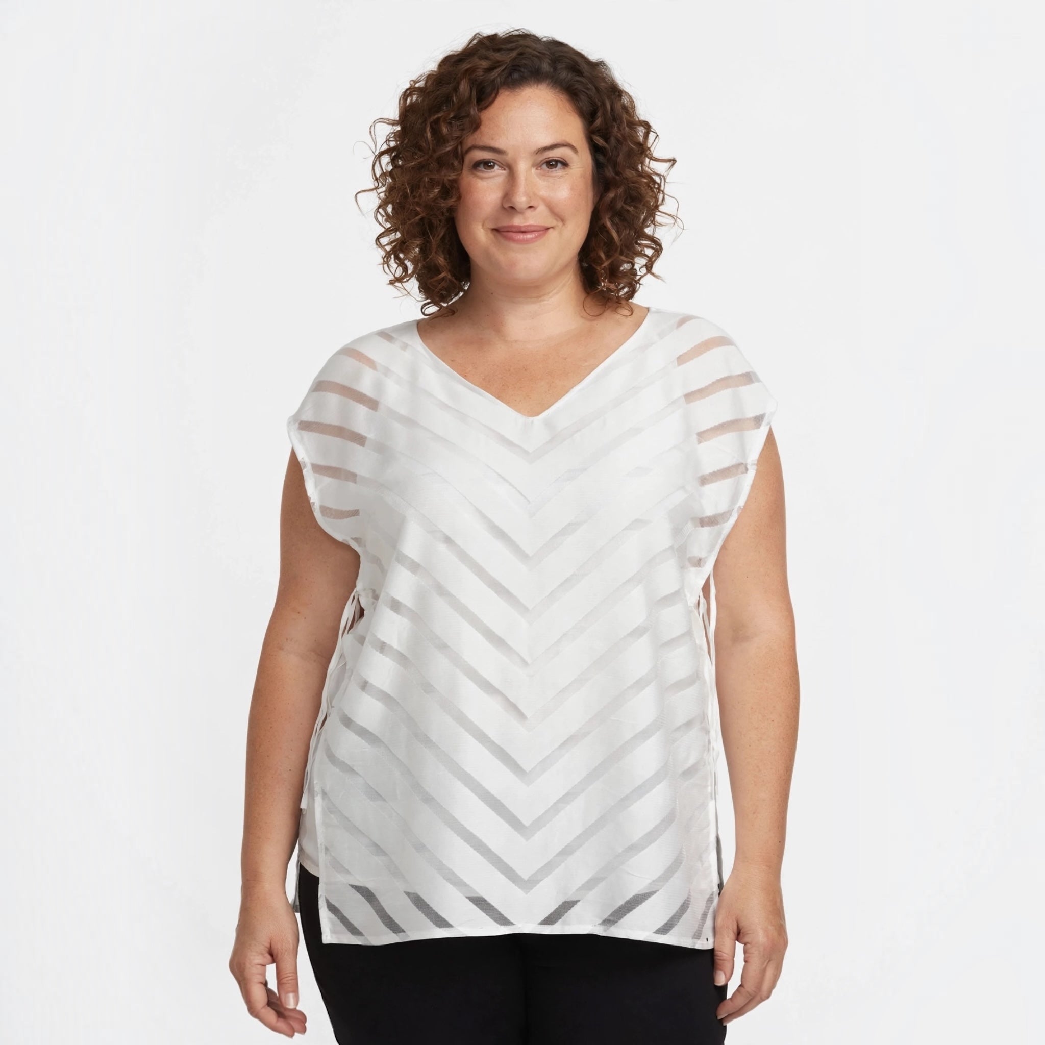 Blusa blanca ligera las cucadas de erisa con patrón de rayas en zigzag, escote en V y corte fluido para mujer.
