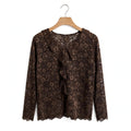 Blusa de encaje marrón de las cucadas de erisa con patrón floral, manga larga y detalle de volante frontal elegante.