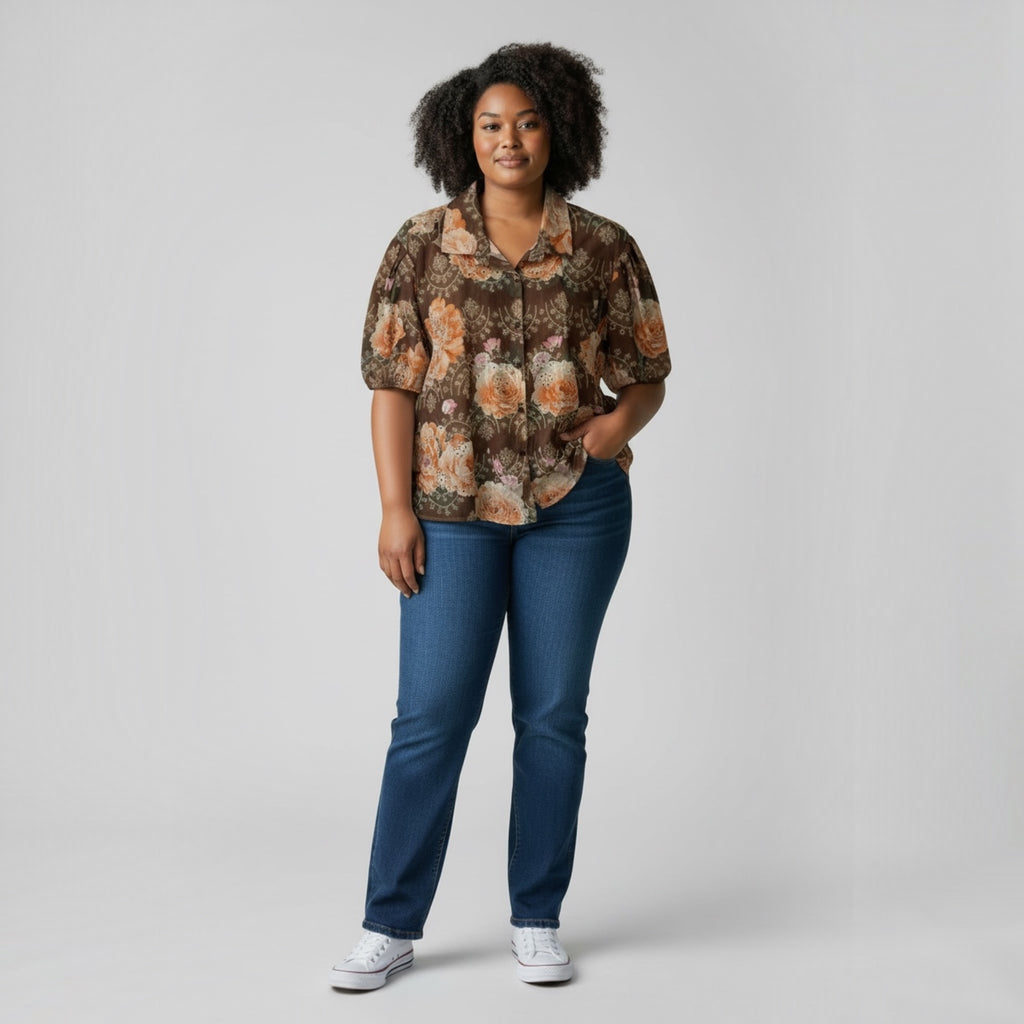 Modelo con blusa las cucadas de erisa marrón con estampado floral vintage, cuello camisero y mangas cortas abullonadas.