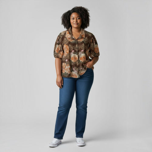 Modelo con blusa las cucadas de erisa marrón con estampado floral vintage, cuello camisero y mangas cortas abullonadas.