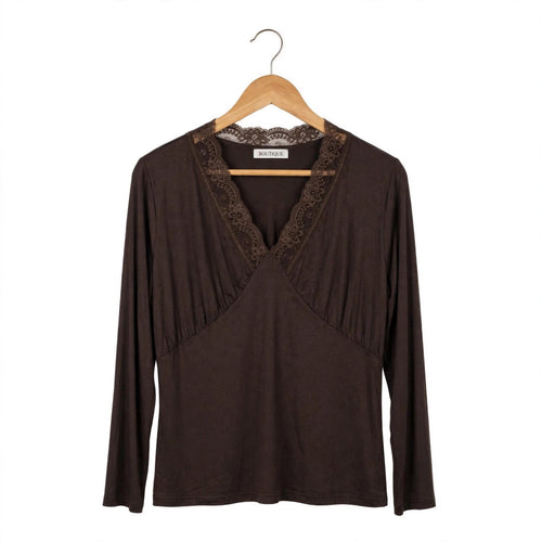 Blusa de manga larga las cucadas de erisa en color marrón con escote en V y delicado detalle de encaje floral