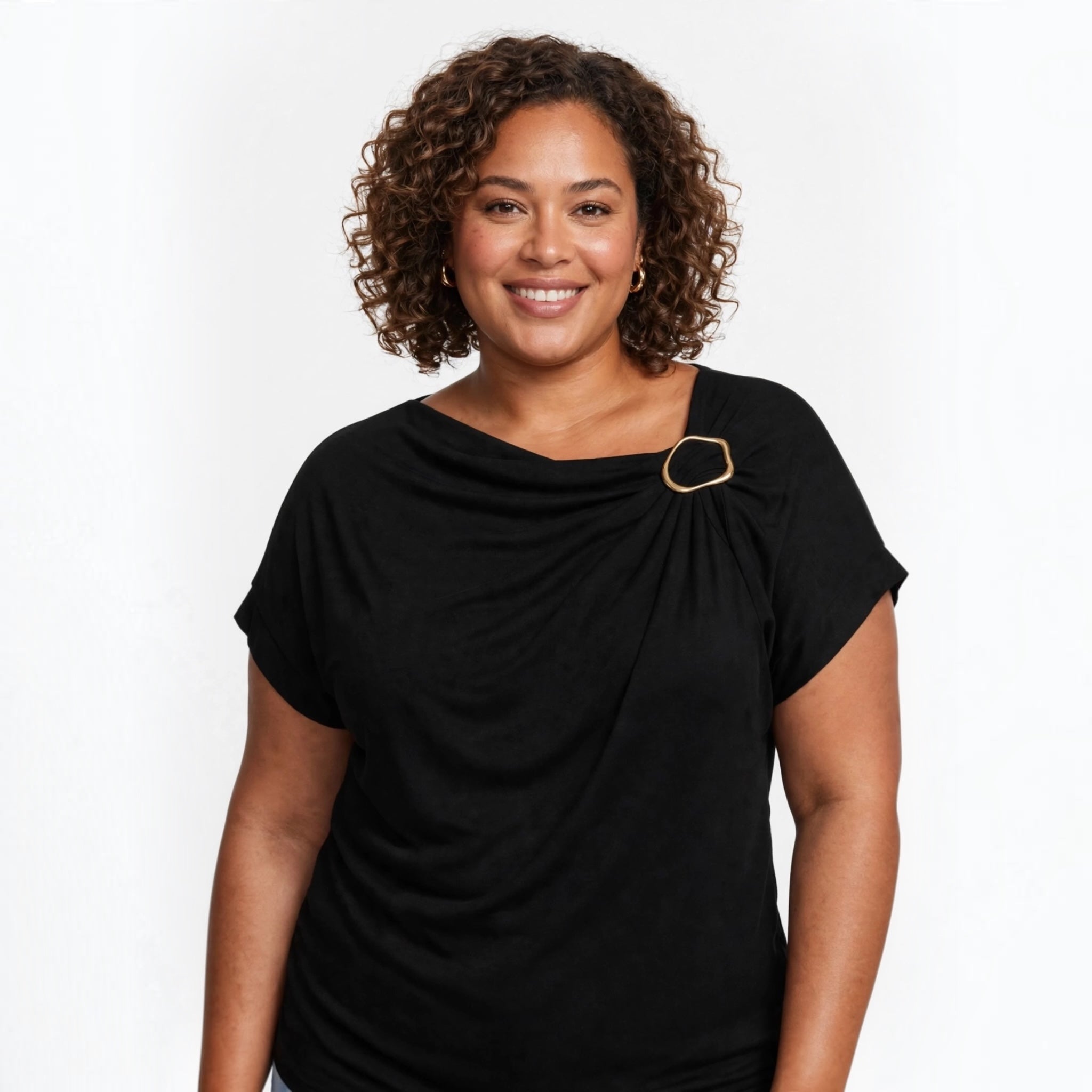 Blusa negra las cucadas de erisa con escote asimétrico, detalle de anilla dorada y diseño drapeado fluido.