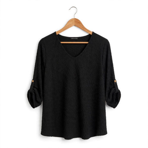 Blusa negra las cucadas de erisa con textura arrugada, cuello en V y mangas tres cuartos ajustables con botones.