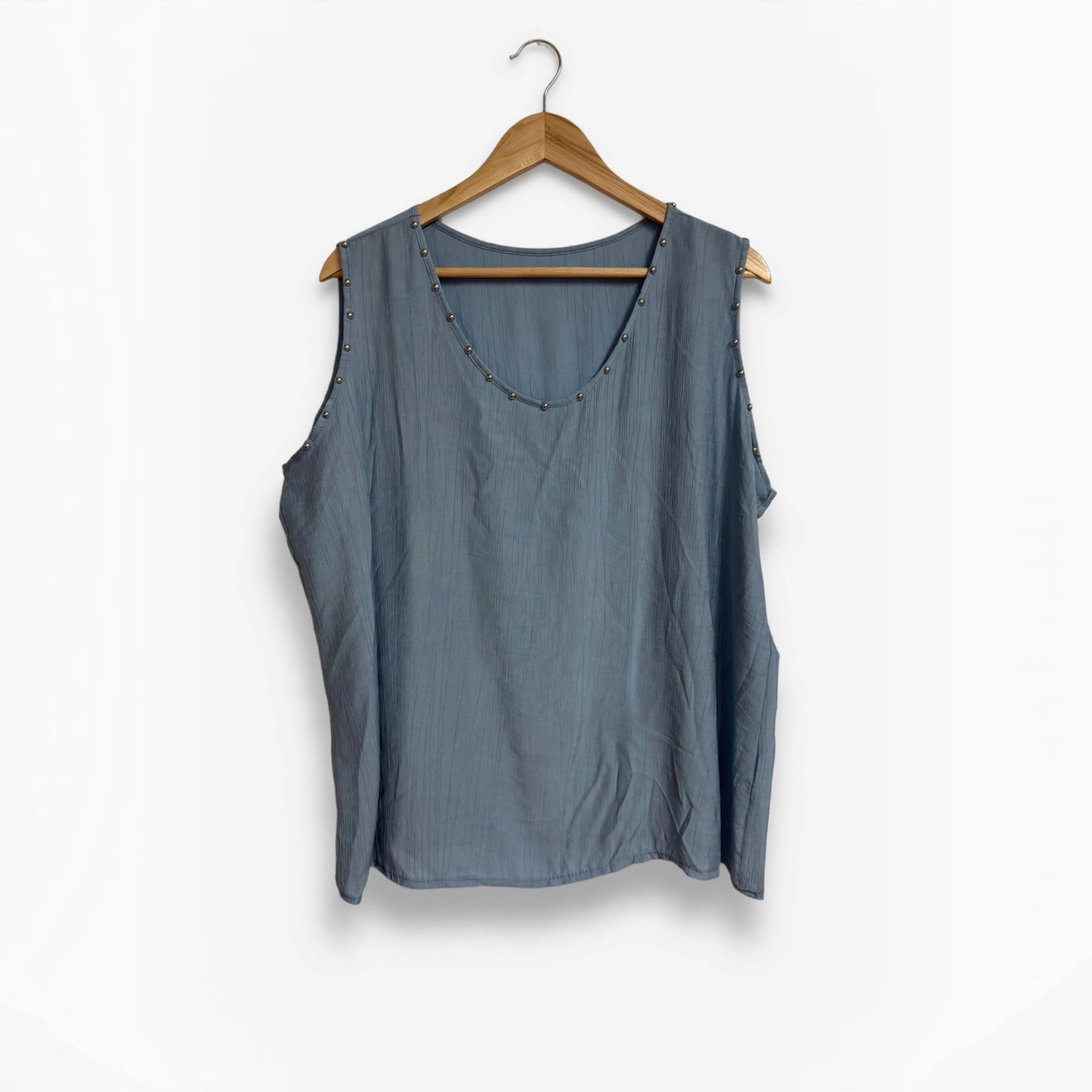 Blusa sin mangas azul de las cucadas de erisa con cuello redondo y detalle de tachuelas metálicas en el borde