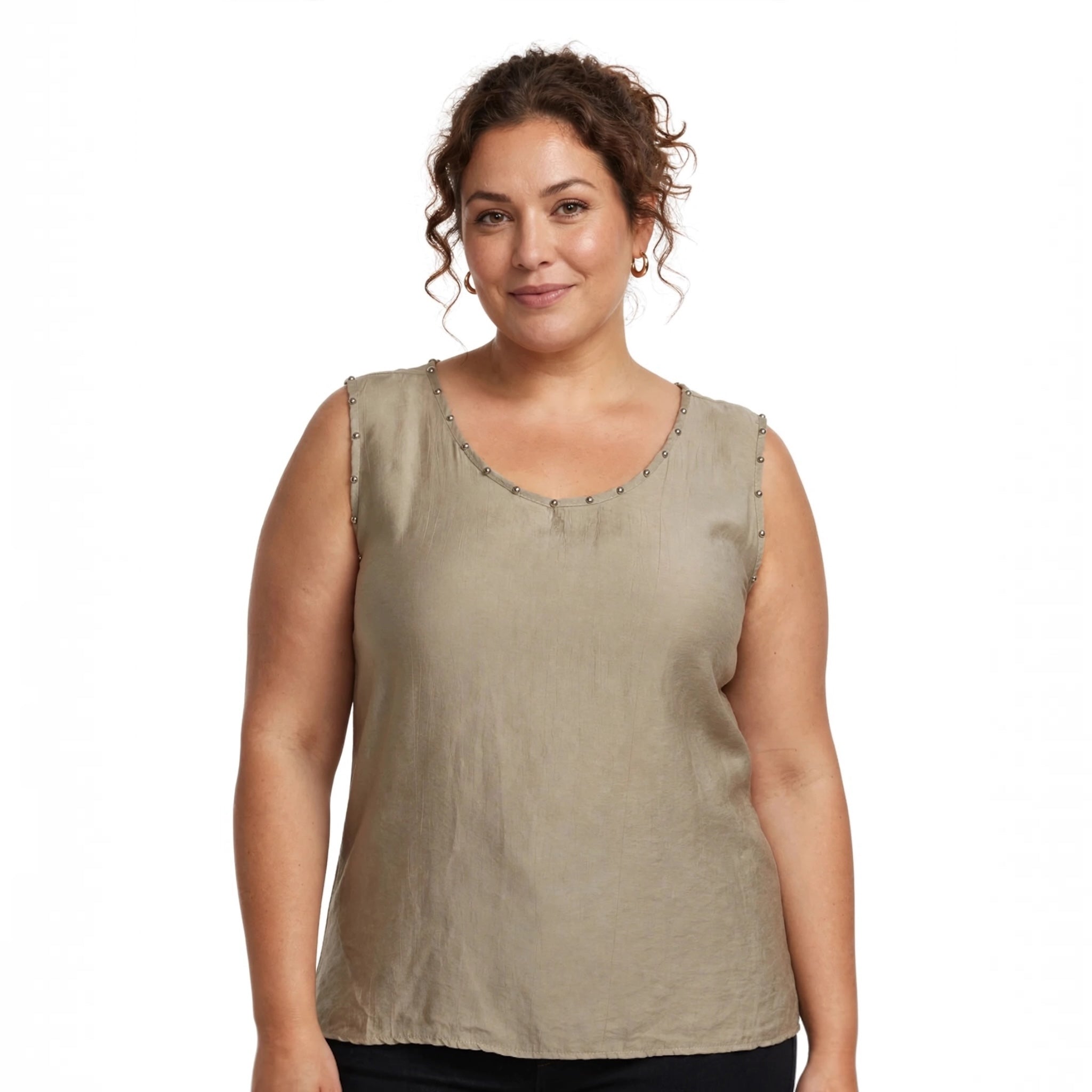 Mujer vistiendo blusa sin mangas las cucadas de erisa en color beige con detalle de tachuelas metálicas en el escote