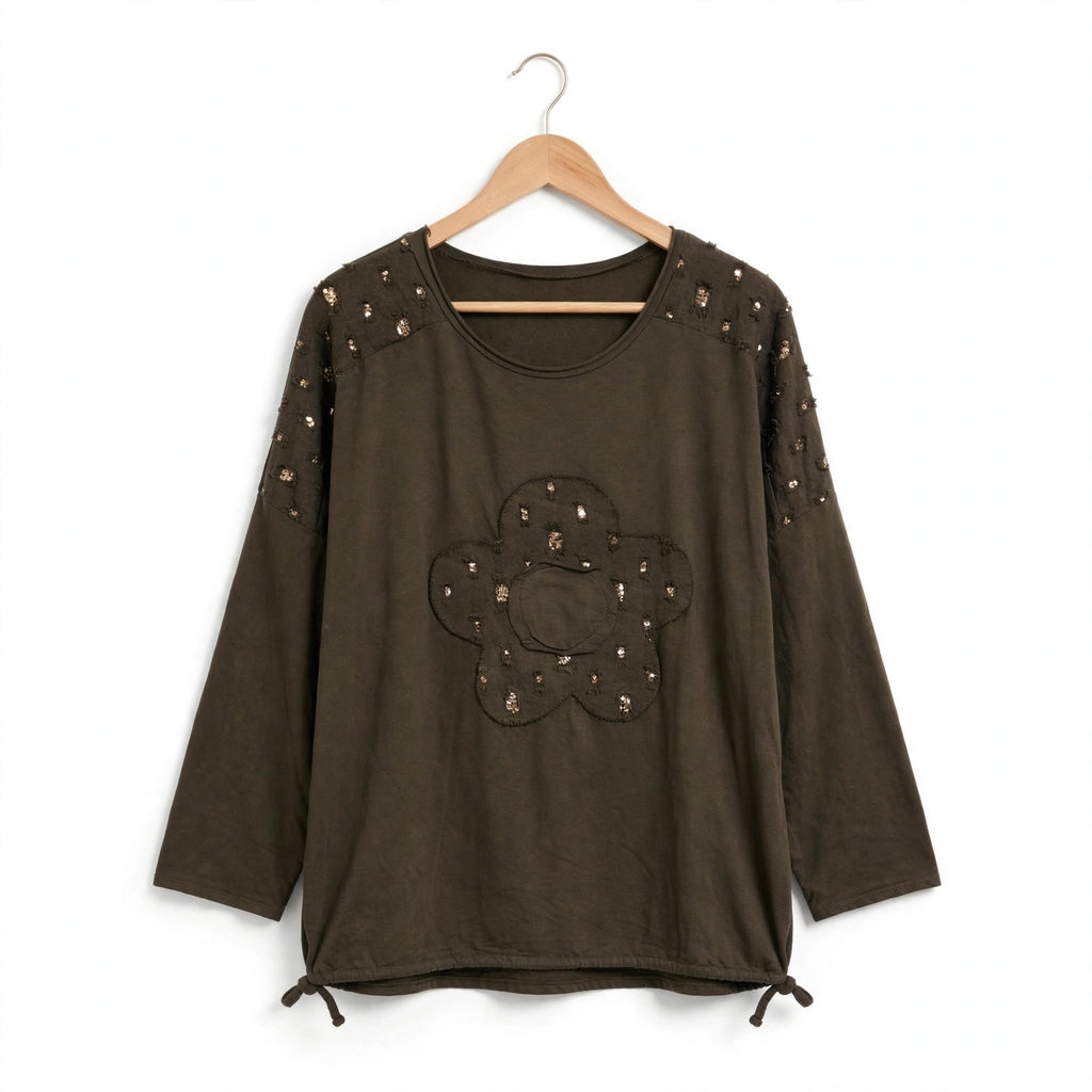 Blusa las cucadas de erisa verde oliva con lentejuelas en hombros, aplique floral central y bajo con cordón ajustable.