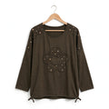 Blusa las cucadas de erisa verde oliva con lentejuelas en hombros, aplique floral central y bajo con cordón ajustable.