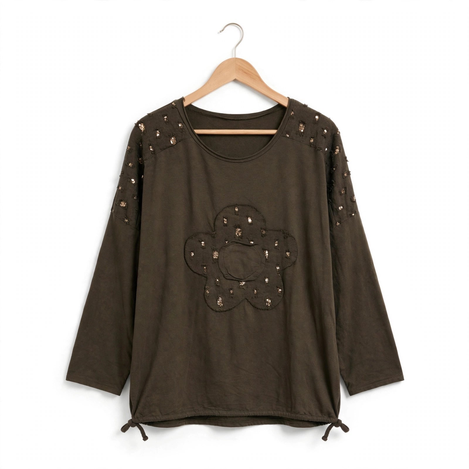 Blusa las cucadas de erisa verde oliva con lentejuelas en hombros, aplique floral central y bajo con cordón ajustable.