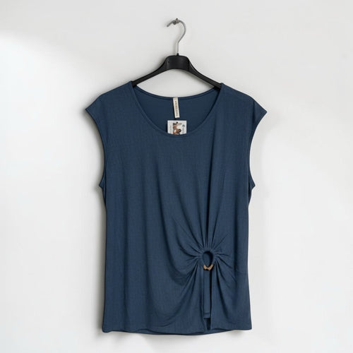 Camiseta sin mangas azul de las cucadas de erisa con detalle de fruncido lateral y anilla decorativa en tejido suave