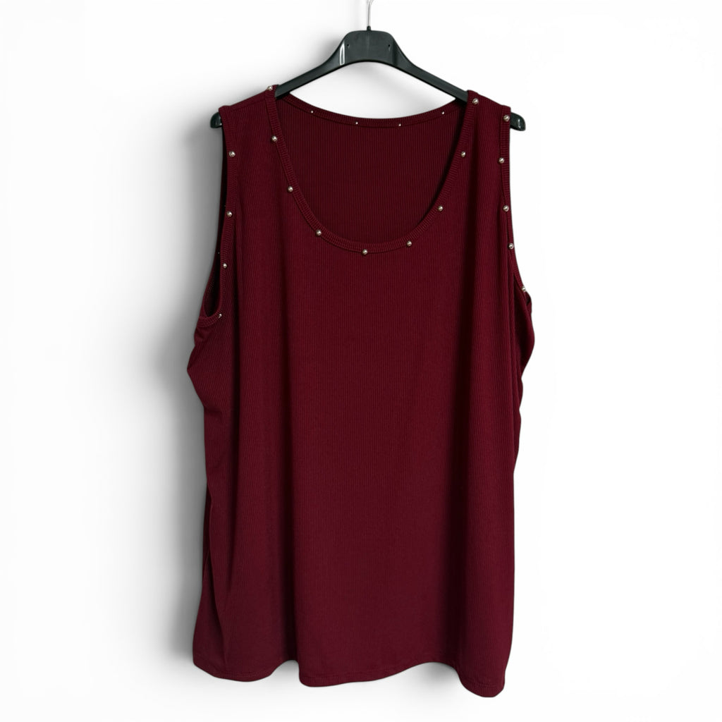 Camiseta sin mangas las cucadas de erisa color burdeos de punto canalé con detalles de remaches metálicos en el escote