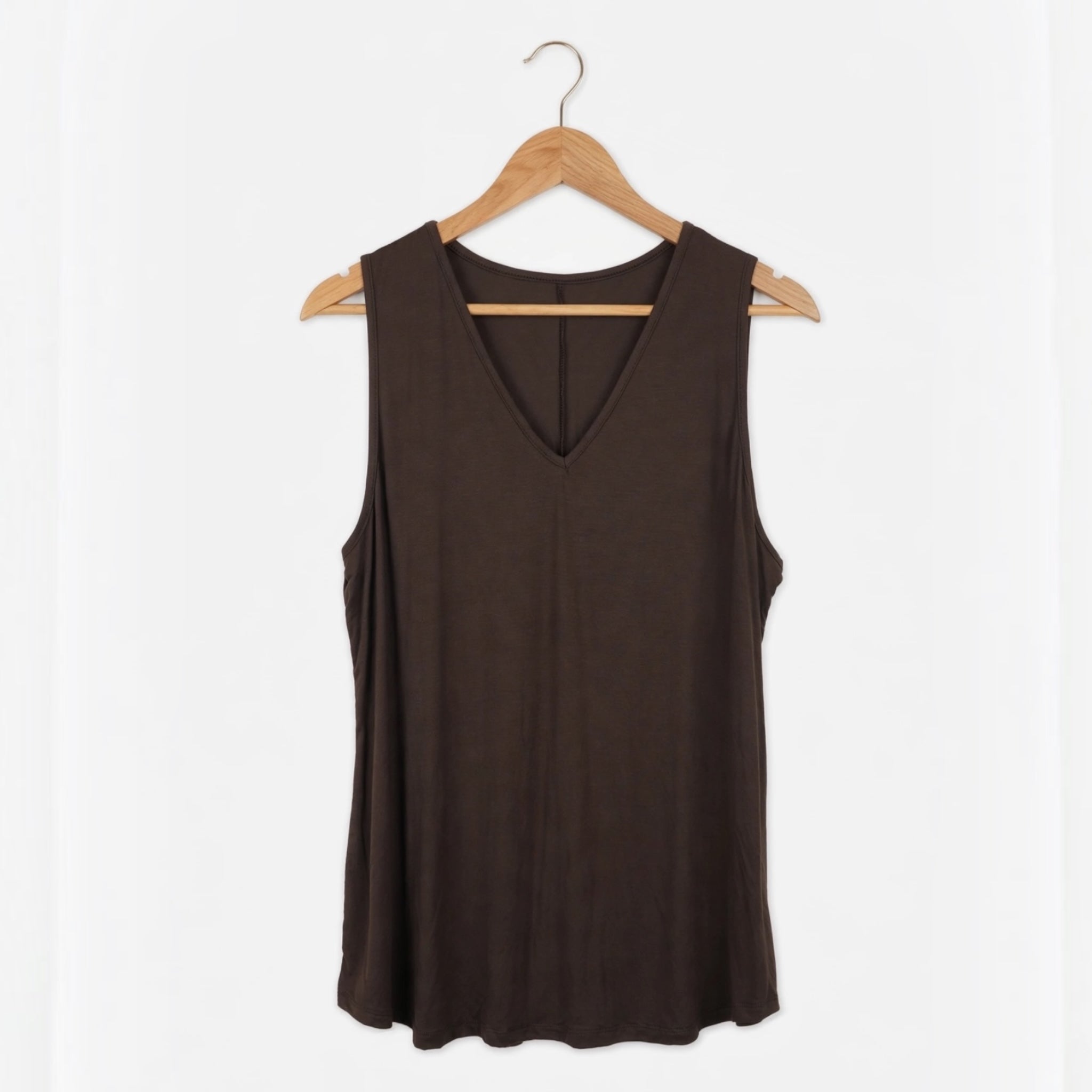 Camiseta sin mangas las cucadas de erisa en color marrón oscuro con cuello en V, tejido suave y corte fluido.