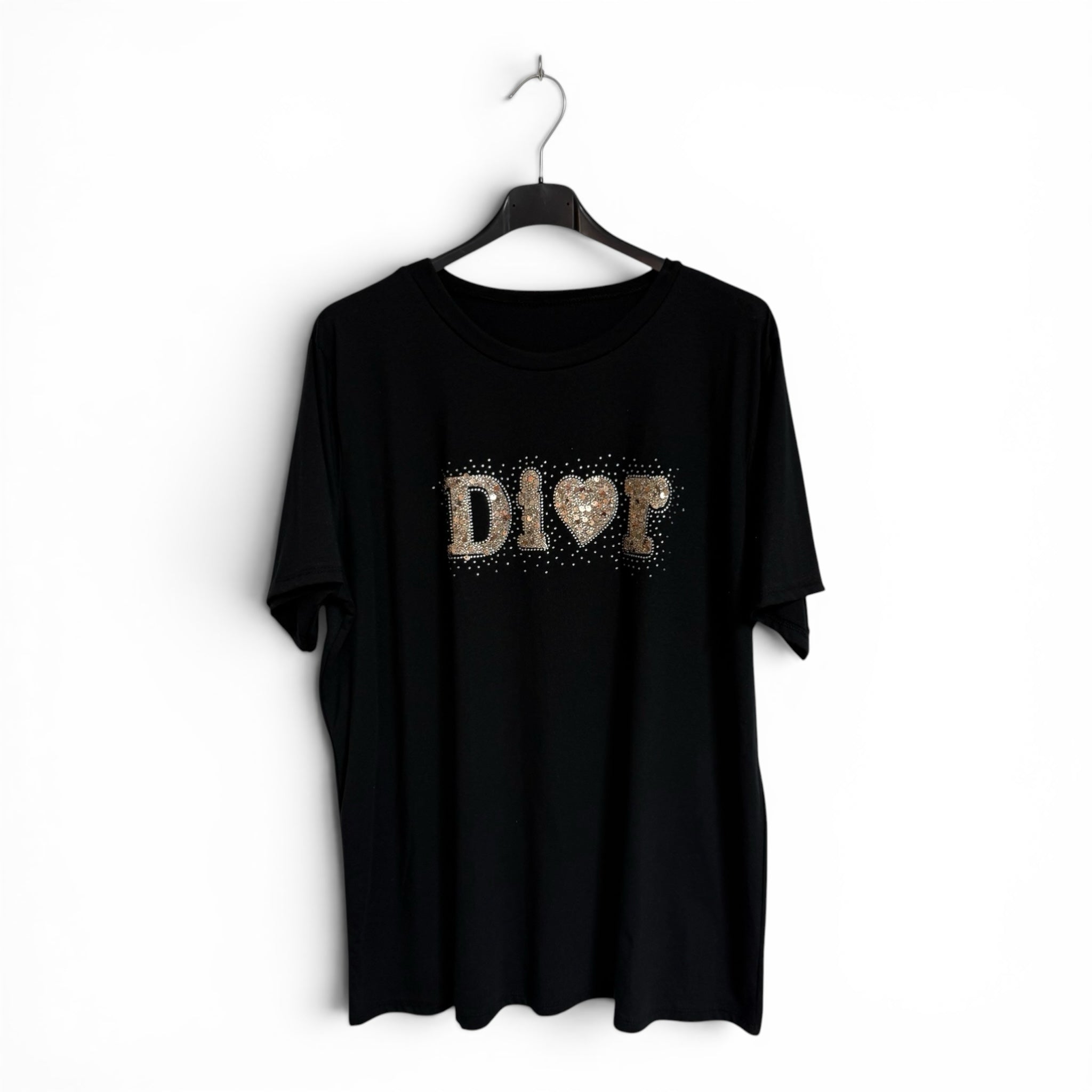 Camiseta negra de algodón las cucadas de erisa con cuello redondo y letras brillantes doradas en el frente