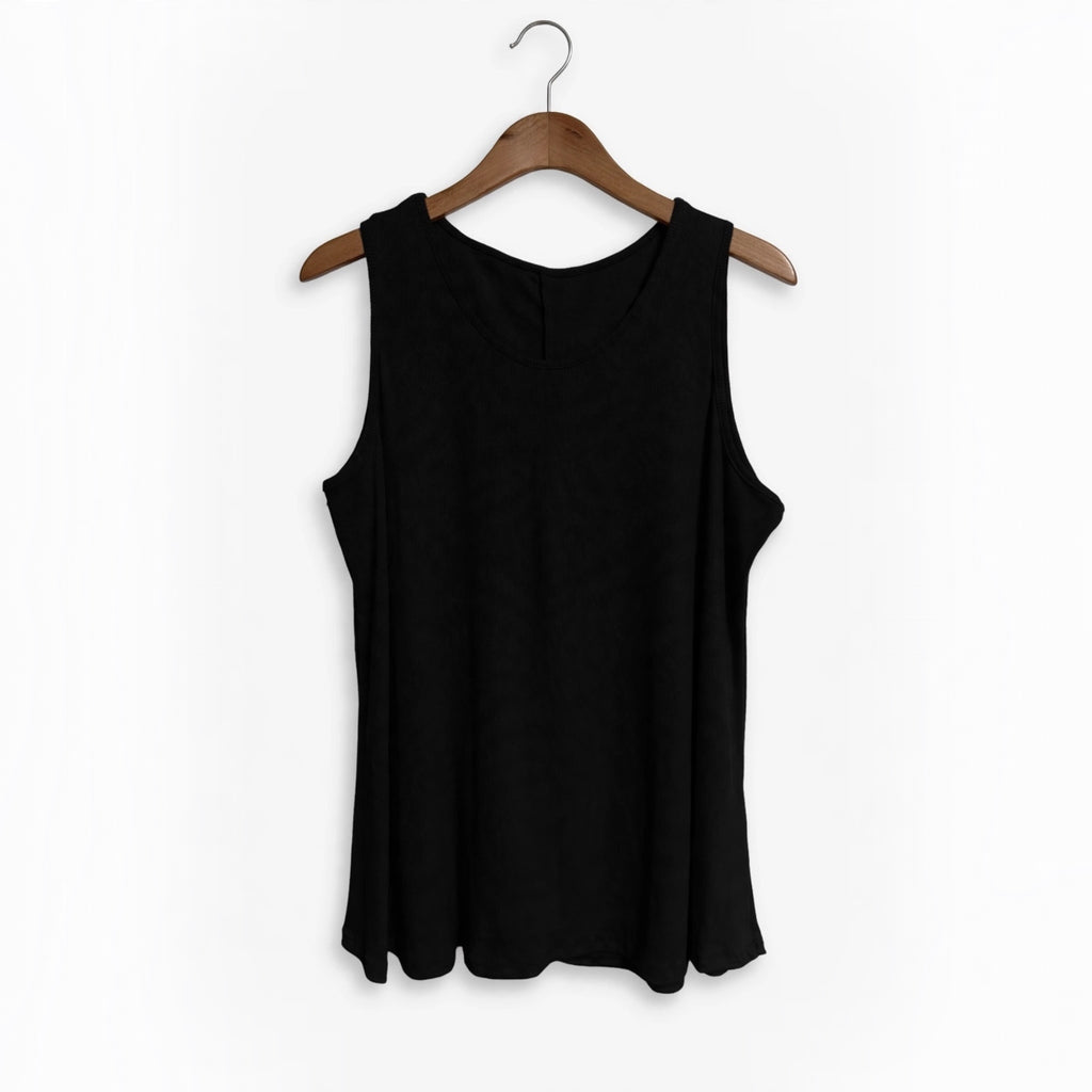 Camiseta sin mangas negra de canalé con cuello redondo de las cucadas de erisa colgada en una percha de madera