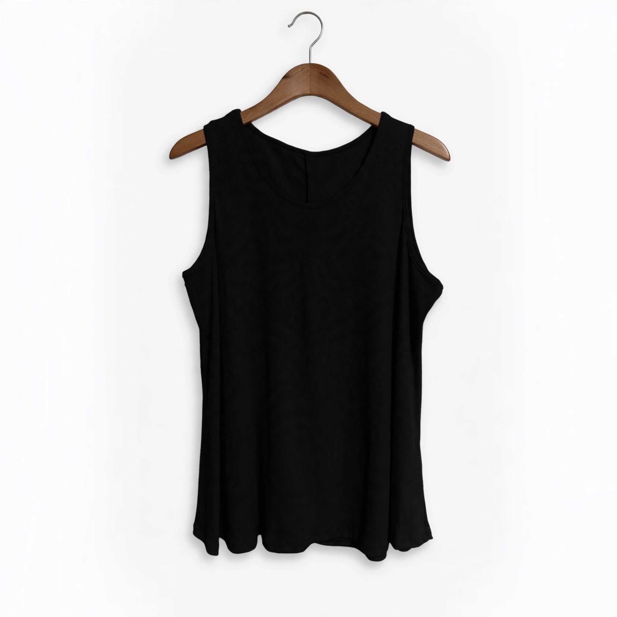 Camiseta sin mangas negra de canalé con cuello redondo de las cucadas de erisa colgada en una percha de madera