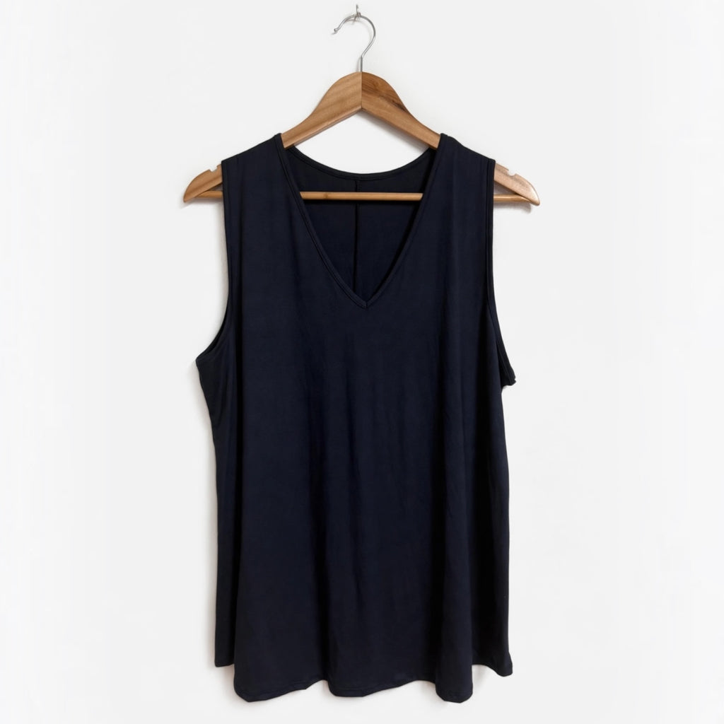 Camiseta sin mangas negra con cuello en V de las cucadas de erisa, diseño básico y fluido en tejido suave.