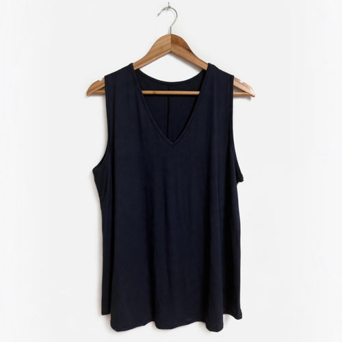 Camiseta sin mangas negra con cuello en V de las cucadas de erisa, diseño básico y fluido en tejido suave.