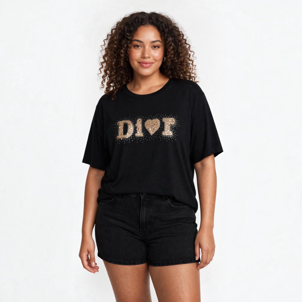 Modelo con camiseta negra de algodón las cucadas de erisa con letras doradas brillantes y cuello redondo