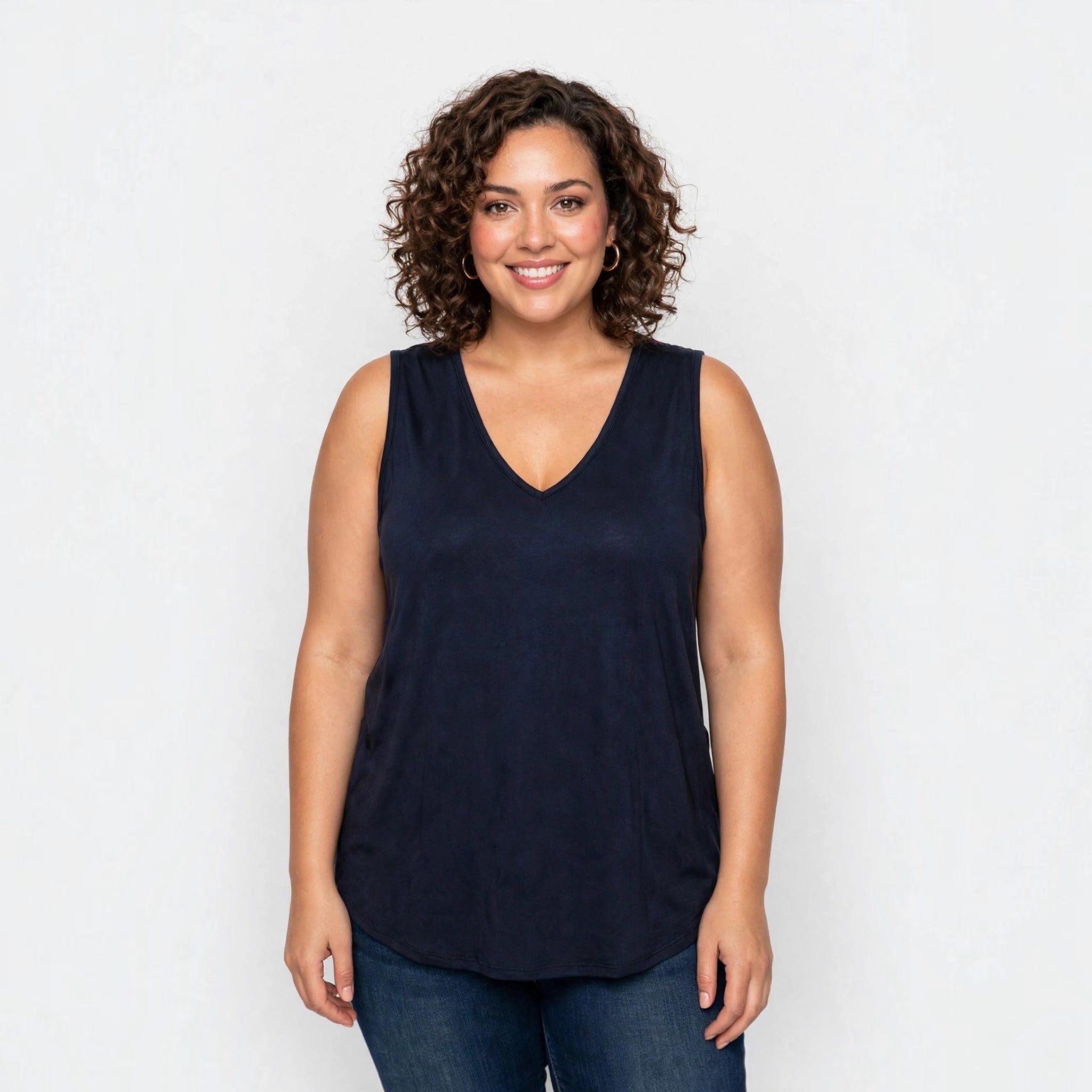 Modelo sonriente vistiendo camiseta sin mangas azul marino con cuello en V de las cucadas de erisa