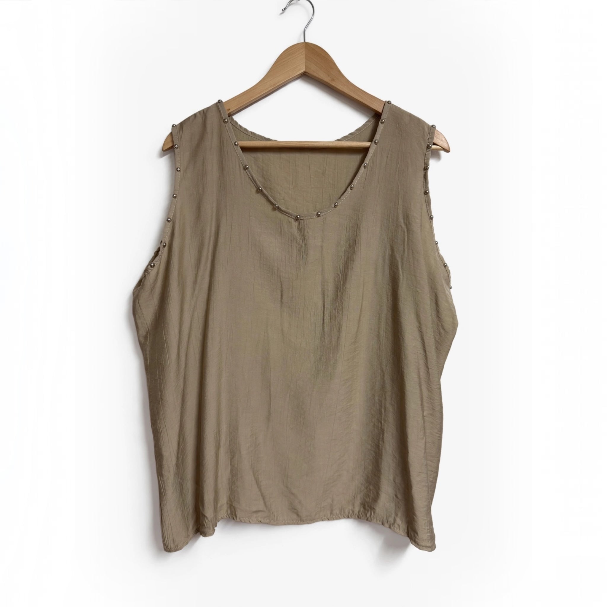 Camiseta sin mangas las cucadas de erisa en color beige con detalle de tachuelas metálicas en escote y sisas.