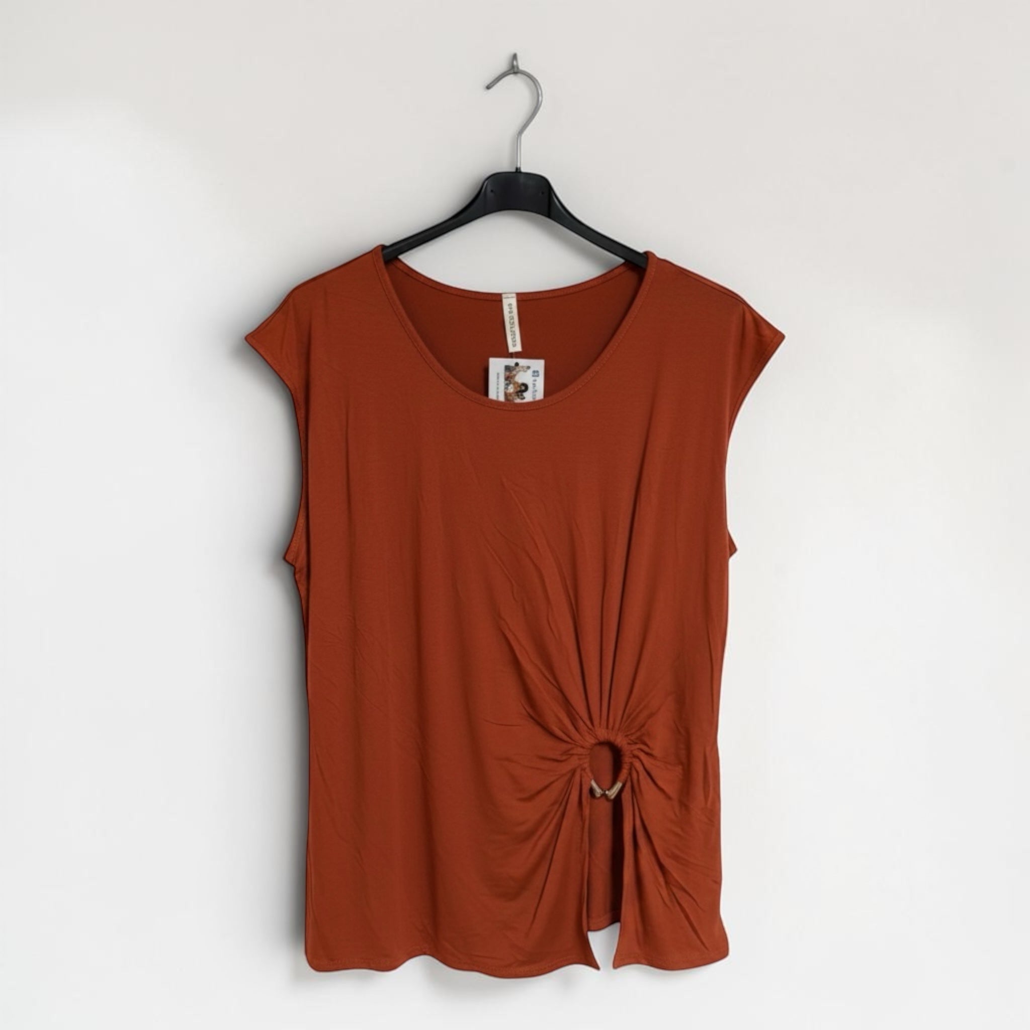 Camiseta sin mangas las cucadas de erisa color terracota con fruncido lateral y anilla decorativa en tejido suave