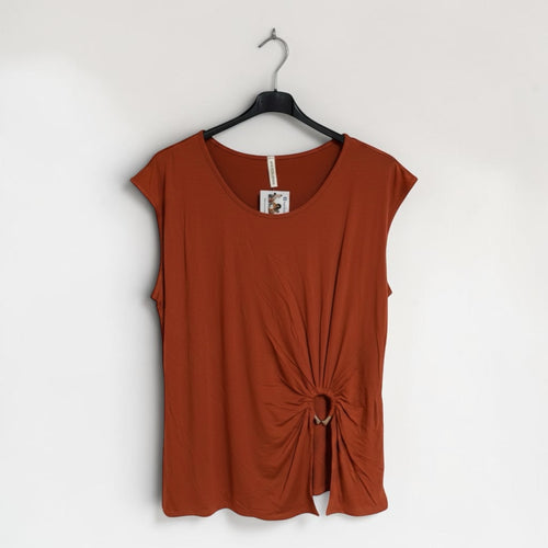 Camiseta sin mangas las cucadas de erisa color terracota con fruncido lateral y anilla decorativa en tejido suave