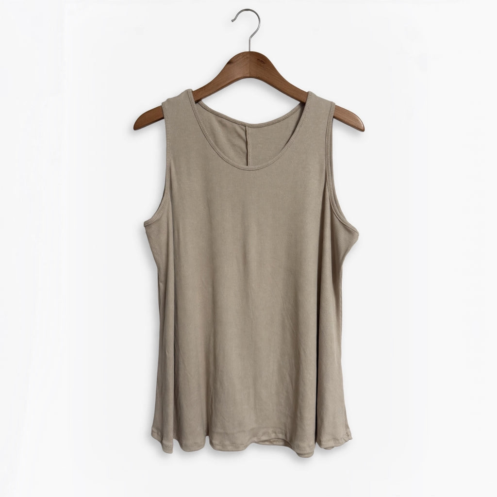 Camiseta sin mangas las cucadas de erisa en color beige de tejido canalé con cuello redondo sobre percha de madera