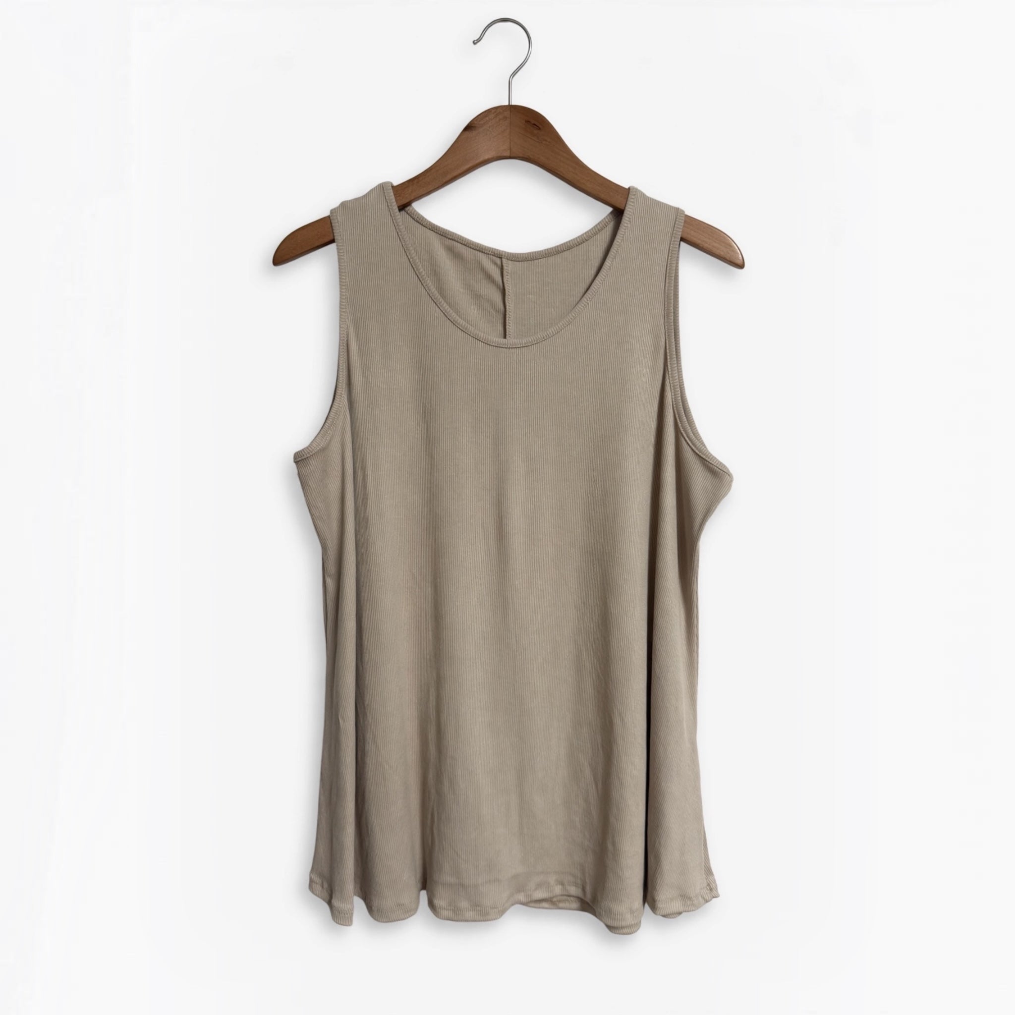Camiseta sin mangas las cucadas de erisa en color beige de tejido canalé con cuello redondo sobre percha de madera