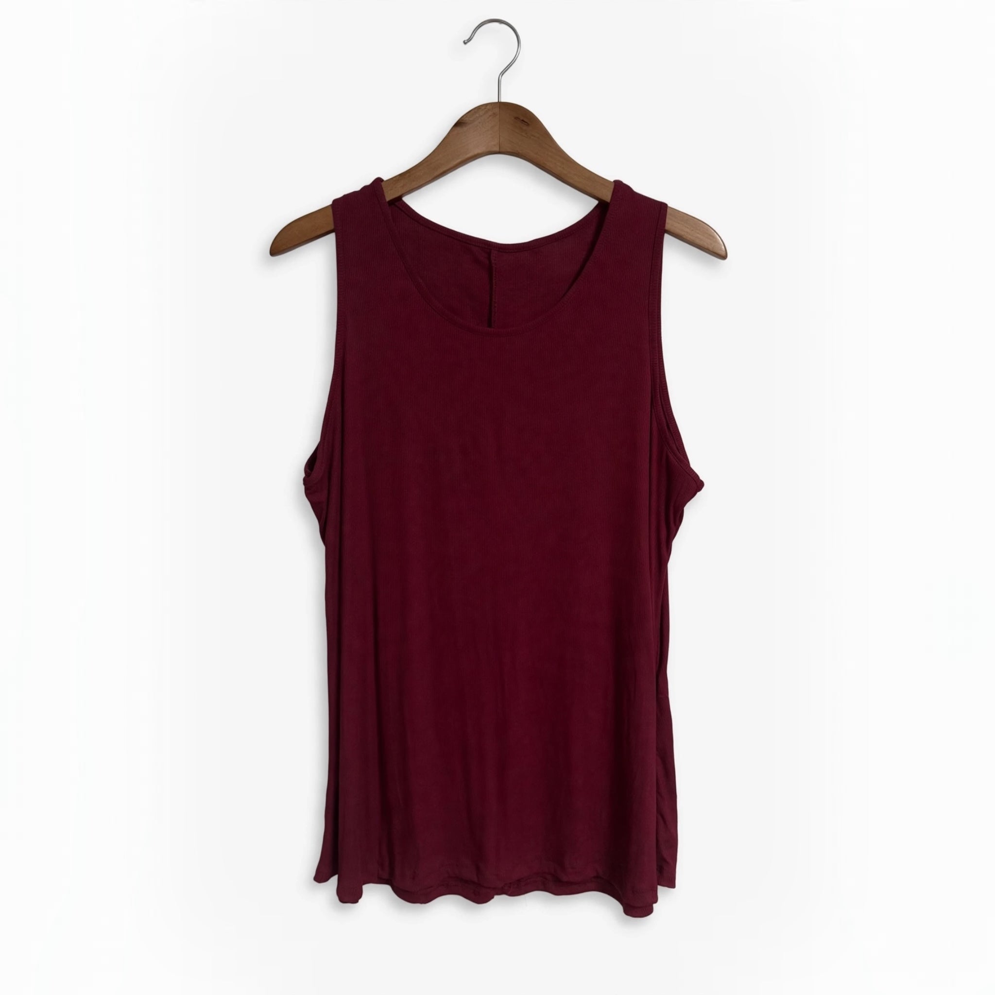 Camiseta sin mangas de canalé color burdeos de las cucadas de erisa con cuello redondo en percha de madera.