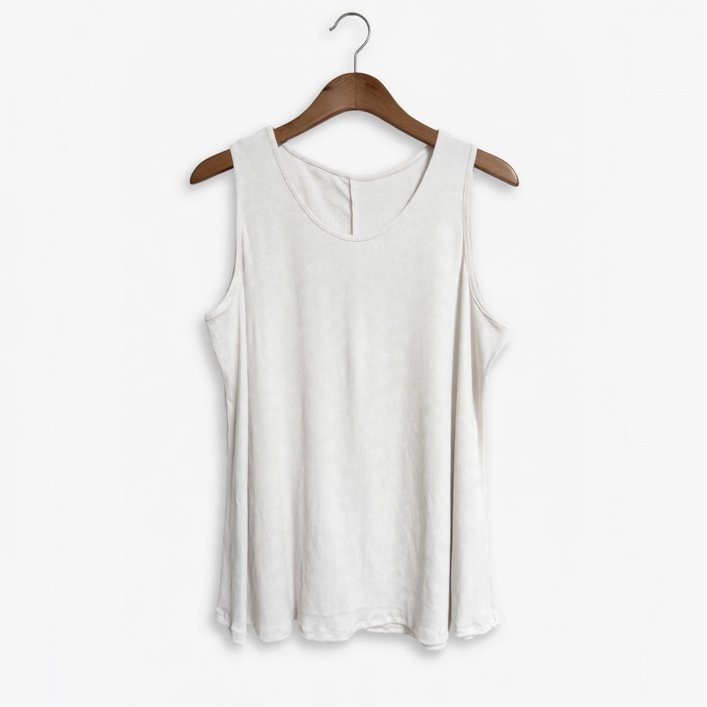 Camiseta sin mangas las cucadas de erisa de canalé color crema con cuello redondo colgada en percha de madera
