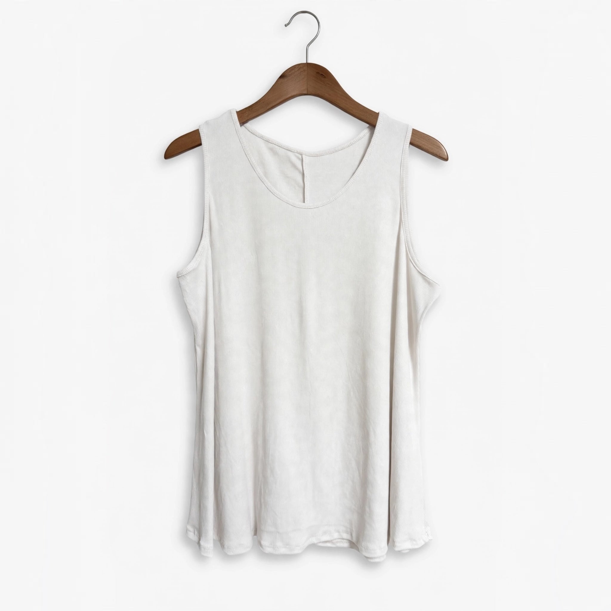 Camiseta sin mangas las cucadas de erisa de canalé color crema con cuello redondo colgada en percha de madera