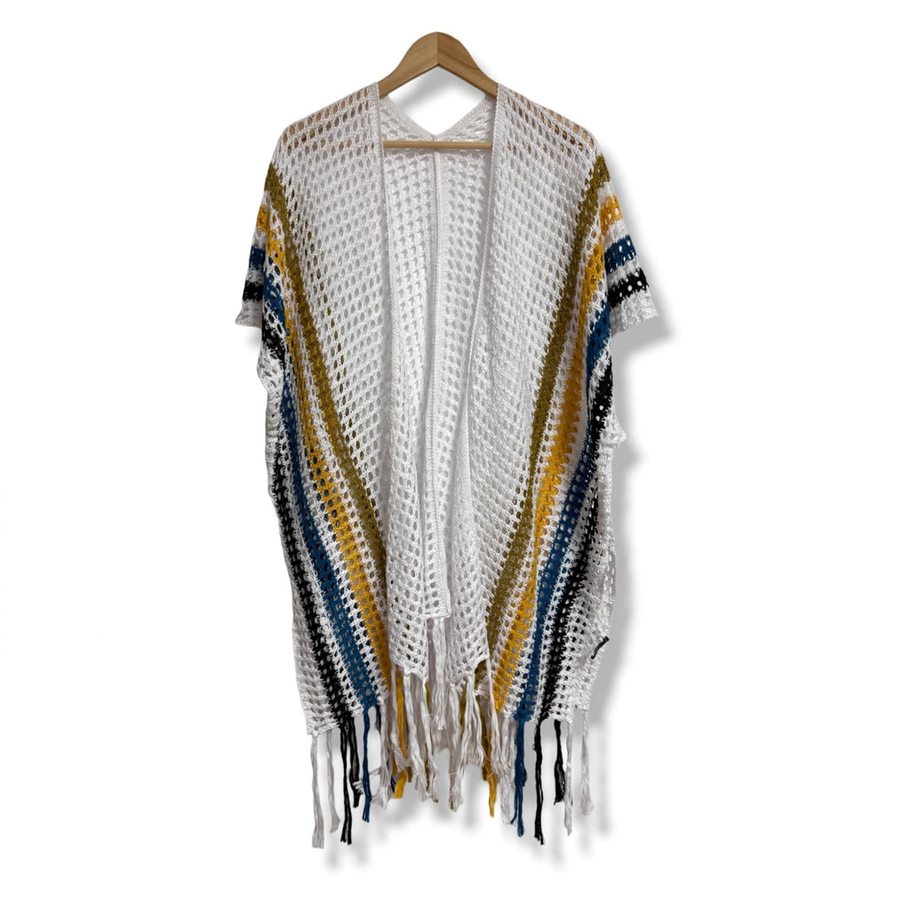 Cárdigan de crochet las cucadas de erisa blanco con rayas mostaza y azul y flecos en el bajo estilo bohemio
