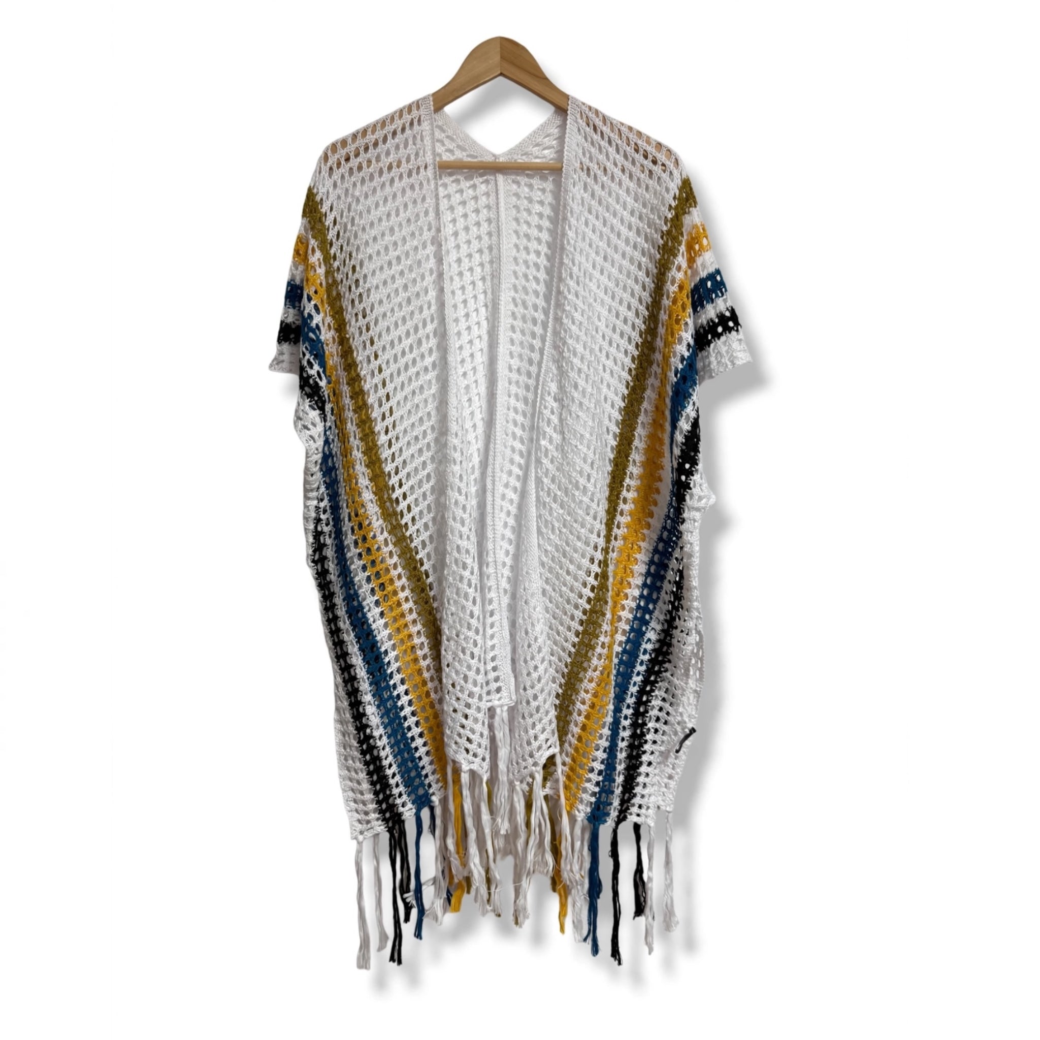 Cárdigan de crochet las cucadas de erisa blanco con rayas mostaza y azul y flecos en el bajo estilo bohemio