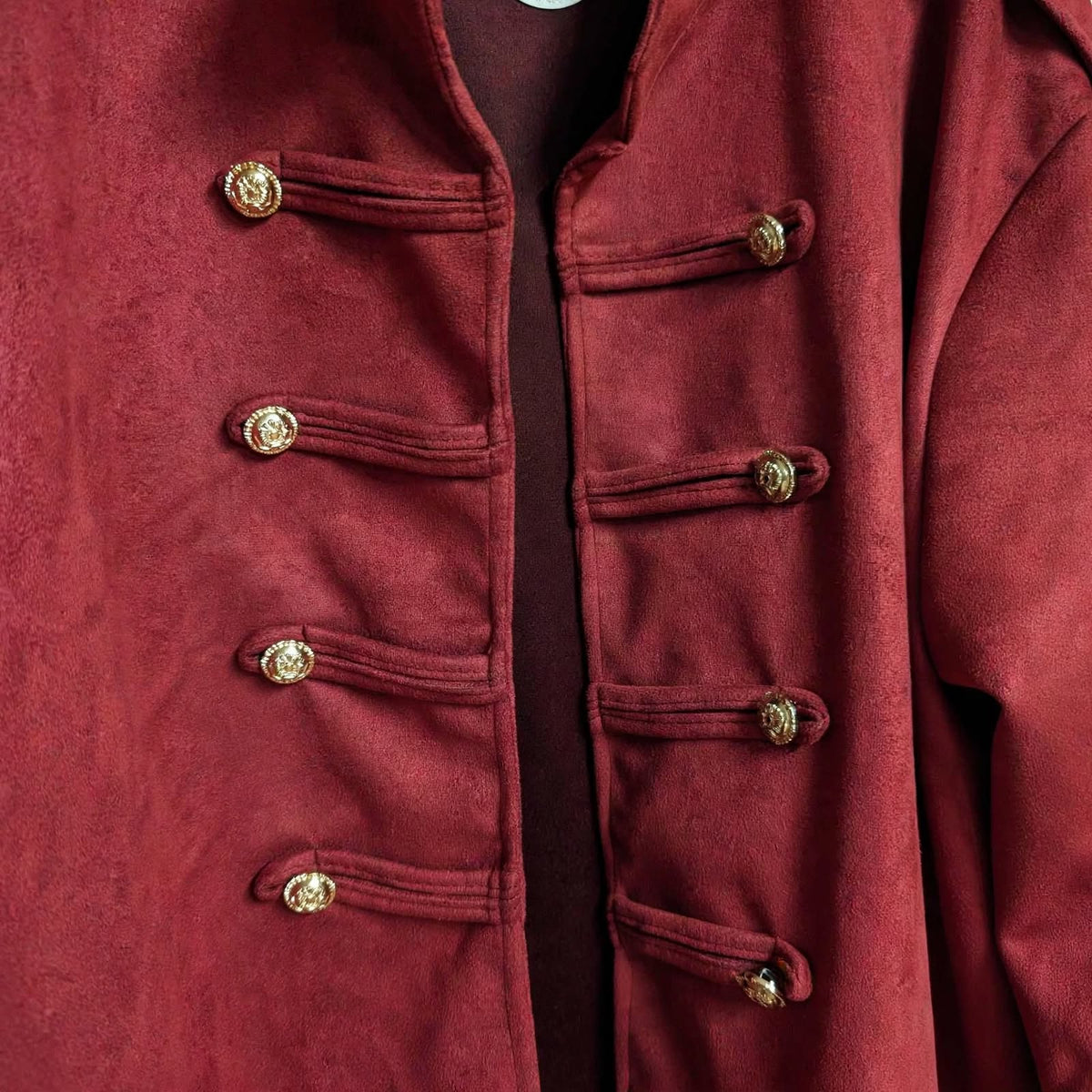 Chaqueta estilo militar burdeos de las cucadas de erisa en tejido efecto ante con botones dorados decorativos