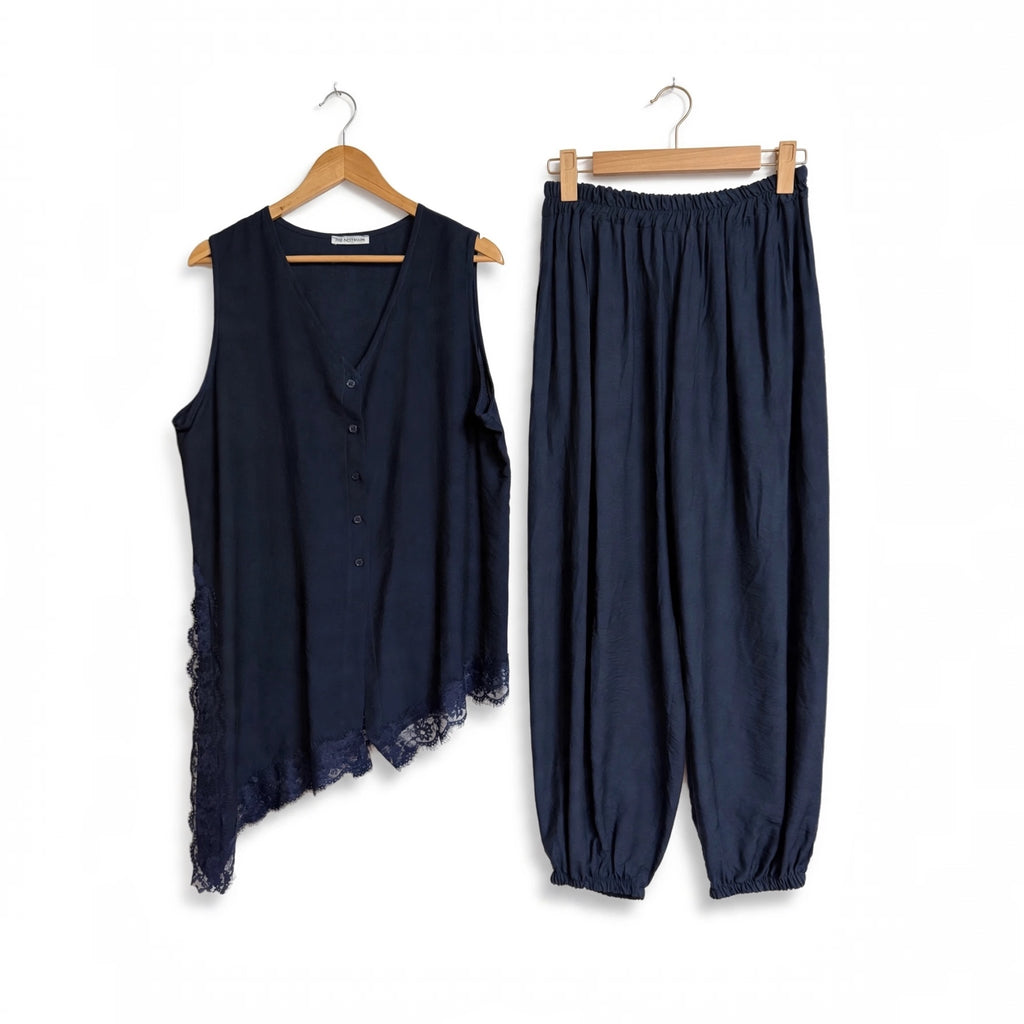 Conjunto las cucadas de erisa azul marino con blusa asimétrica de encaje y pantalón jogger de cintura elástica
