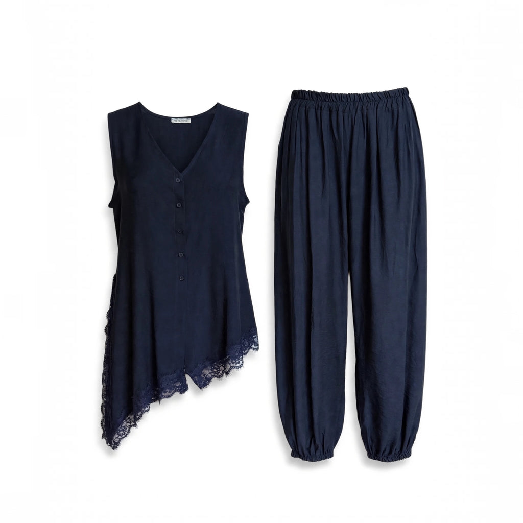 Conjunto de dos piezas azul marino de las cucadas de erisa con blusa asimétrica de encaje y pantalón estilo jogger